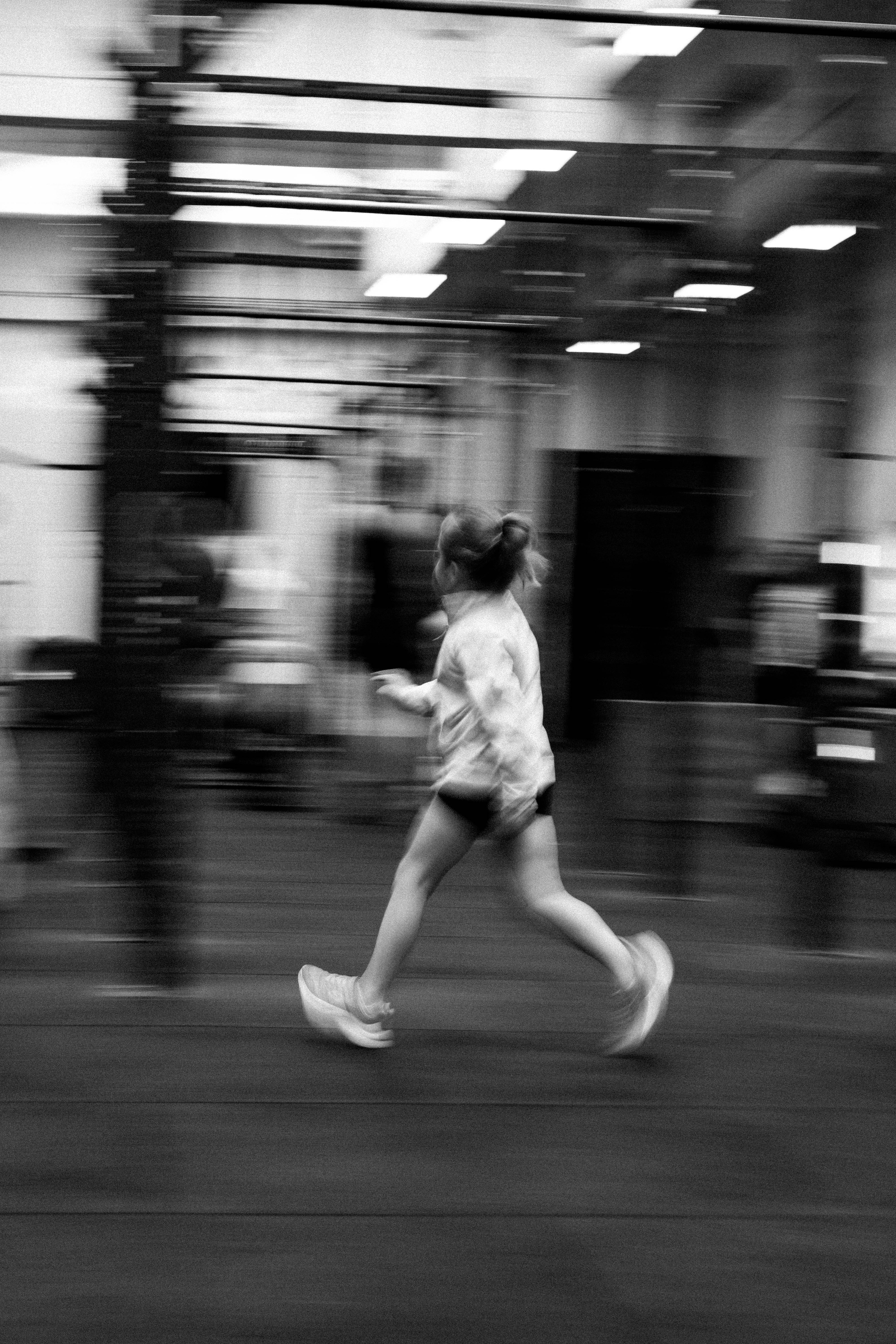 Jeune fille courant dans la salle, mouvement flou